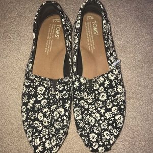 NWOT Tom’s Canvas Shoes 7.5